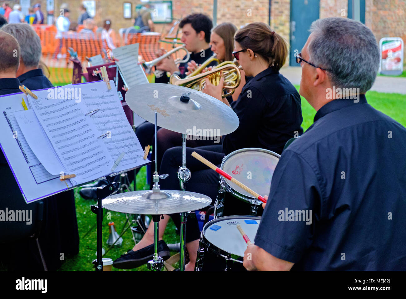 Bandmitglieder spielen Trommeln und Trompeten an Kanonen Park, Harrow, London, für die 2017 jährliche Spaß-Tag. Noten, die Menschen in den Hintergrund. Stockfoto