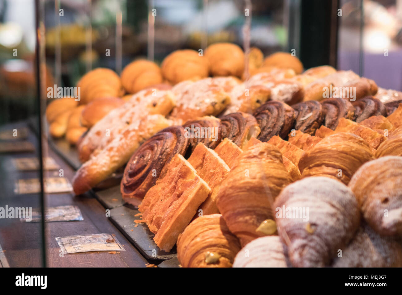Bäckerei einkaufen Fenster - Vielfalt gemischt frisches Gebäck Backen. Stockfoto