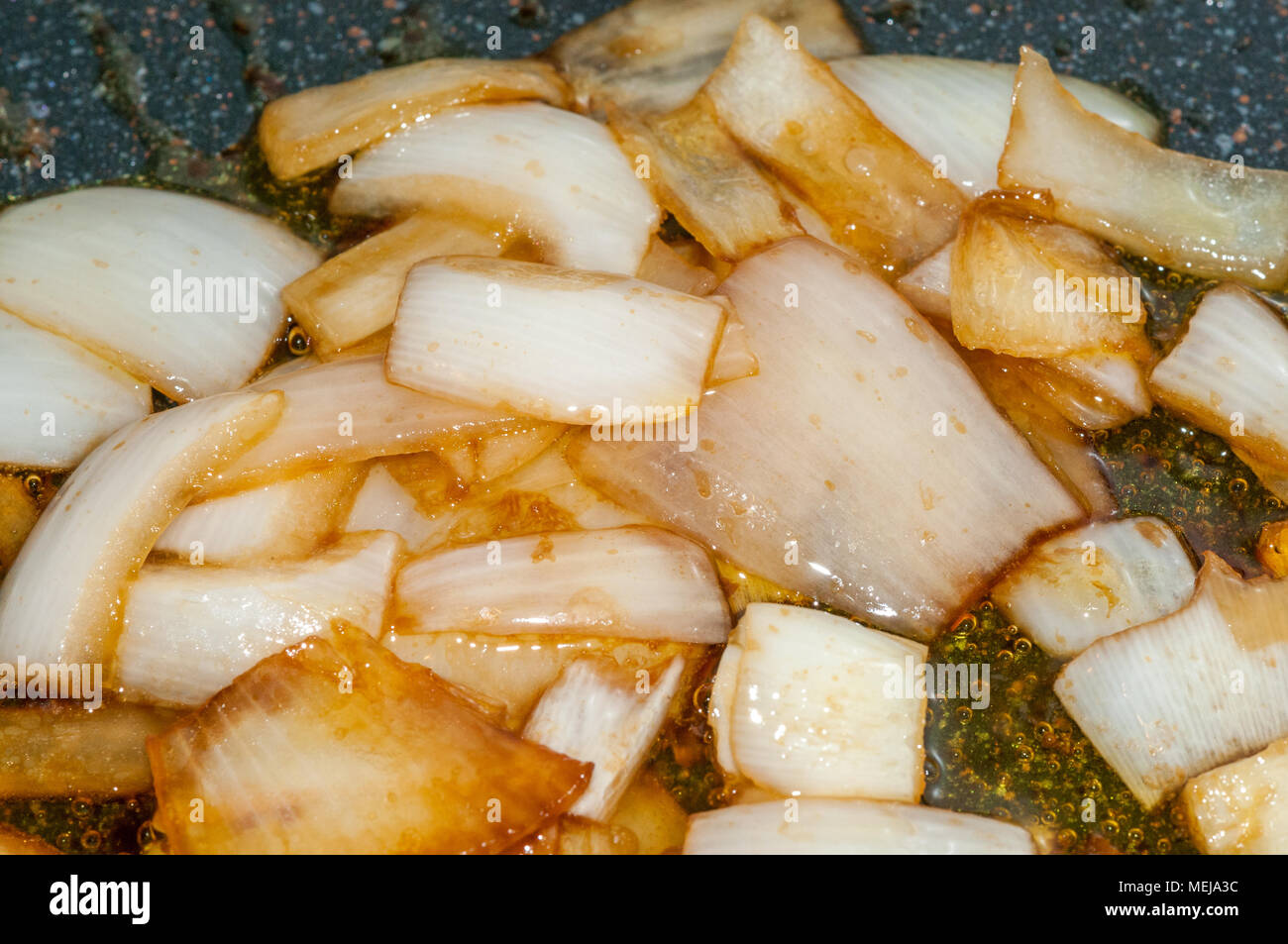 Gebratenen Zwiebeln mit Sojasoße im Pan Stockfoto