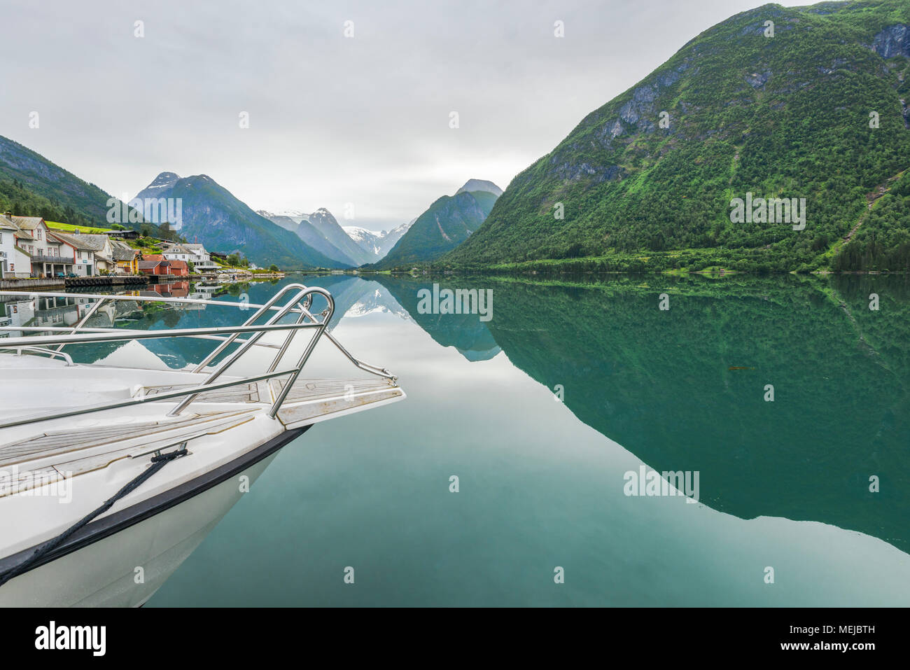 Spiegelung in der mundal, Fjaerlandsfjorden in Norwegen, Fjord und Berge mit Boot, Gemeinde Sogndal, Sogn og Fjordane county Stockfoto