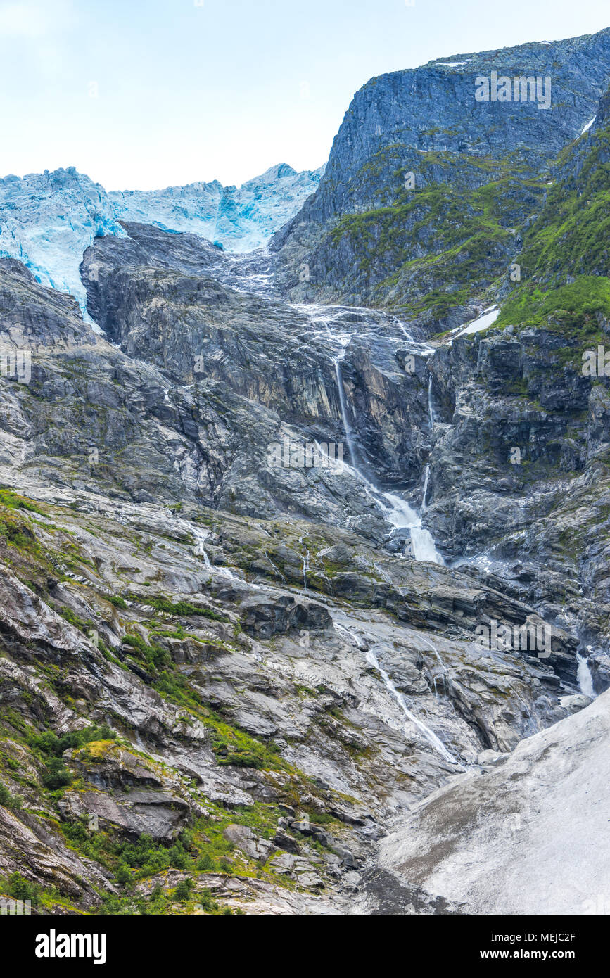 Cascades am Gletscher Supphellebreen, Teil des Jostedalsbreen Nationalpark, Norwegen, in der Nähe von Sogndal, Eismassen über dem Fels. Stockfoto