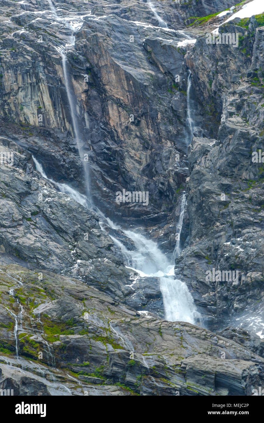 Kaskaden und Wasserfall am Gletscher Supphellebreen, Teil des Jostedalsbreen Nationalpark, Norwegen, in der Nähe von Sogndal, steil abfallende Felswände Stockfoto
