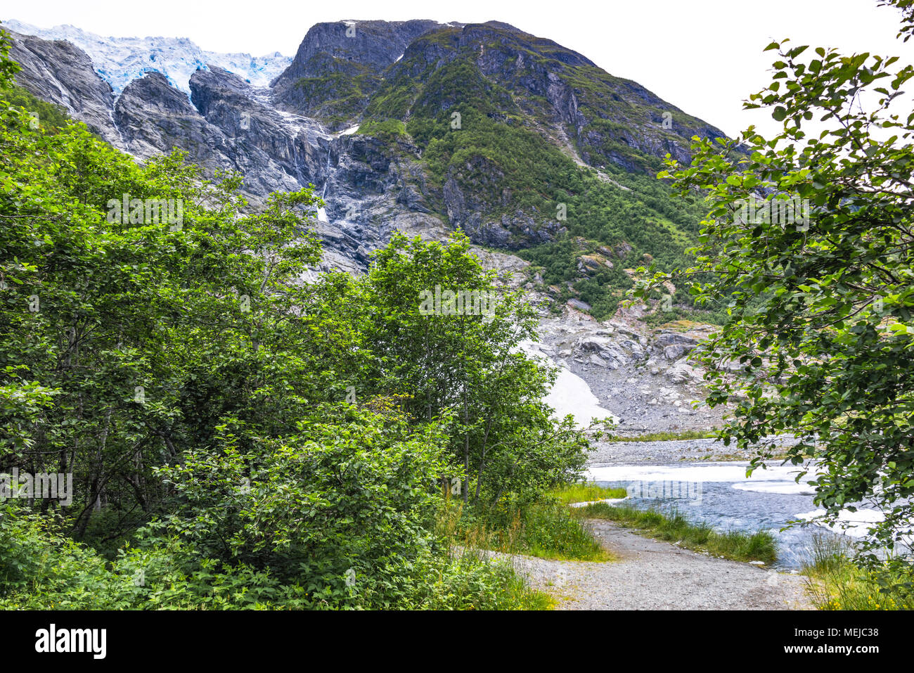 Gletscher Supphellebreen und den Fluss mit Eis, Teil des Jostedalsbreen Nationalpark, Norwegen, in der Nähe von Sogndal, norwegische Landschaft in den Bergen Stockfoto