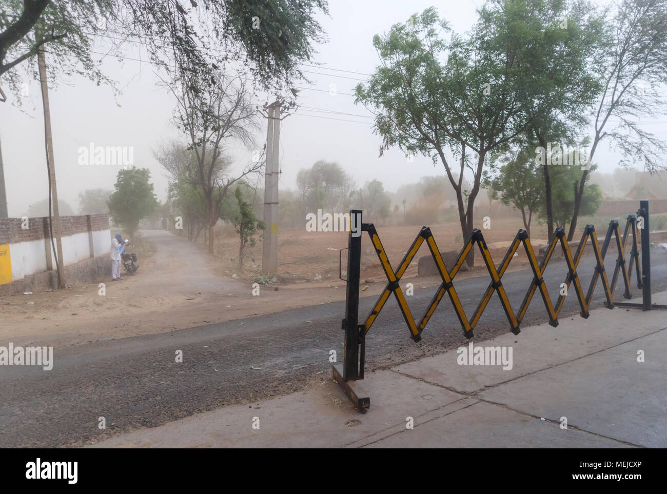 Indische schlechtes Wetter: Ein plötzlicher Staub Sturm mit starkem Wind in einer ländlichen Gegend in der Nähe von Dausa, Rajasthan, Nordindien Stockfoto