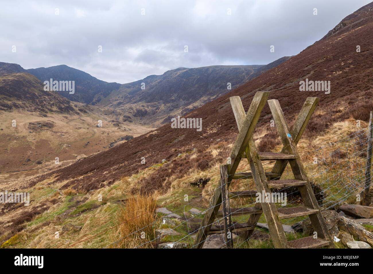Die Gipfel von Cadair Idris und Craig Cwm Armarch gesehen aus dem Weg, der nach oben führt zu Mynydd Moel Stockfoto
