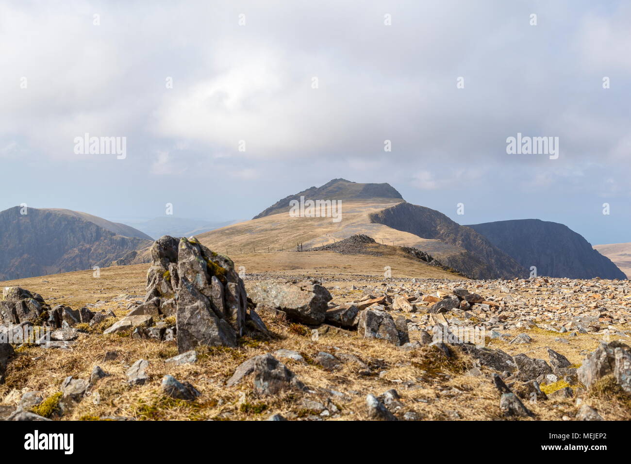 Die Gipfel von Cadair Idris und Craig Cwm Armarch gesehen vom Gipfel des Mynydd Moel Stockfoto