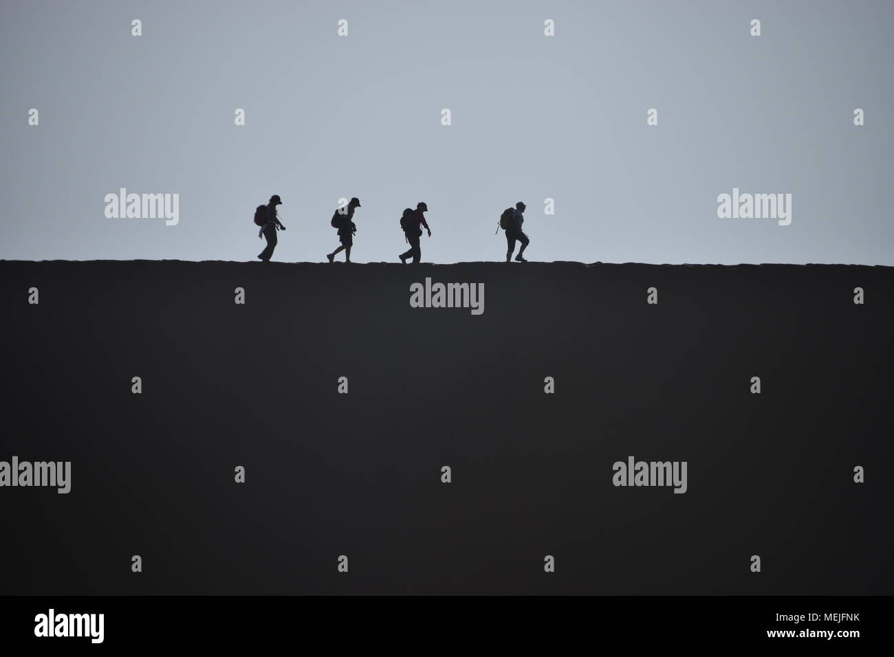 Wandern in den Dünen bei Sossusvlei Stockfoto