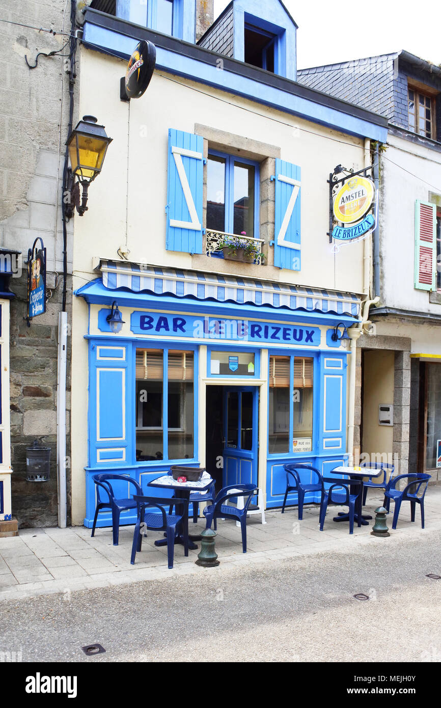 Ein traditionelles französisches Street Bar in Spézet, Bretagne, Frankreich - Johannes Gollop Stockfoto