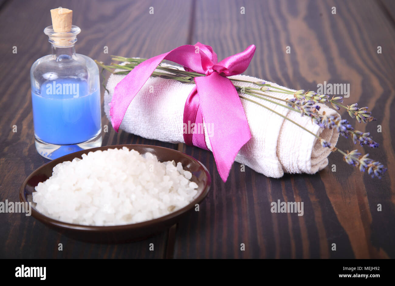 Lavendel, Salz auf ein Brett, Hygieneartikel für Bad und Wellness. Stockfoto