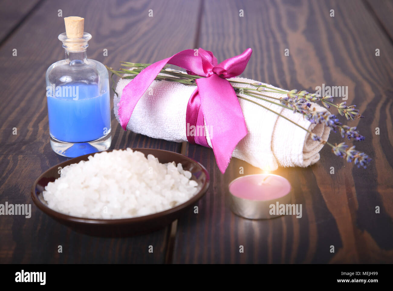 Lavendel, Salz auf ein Brett, Hygieneartikel für Bad und Wellness. Stockfoto