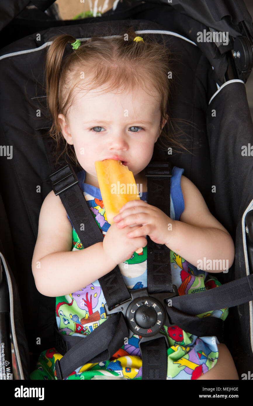 14 Monate Altes Madchen Essen Ein Eis Am Stiel Stockfotografie Alamy