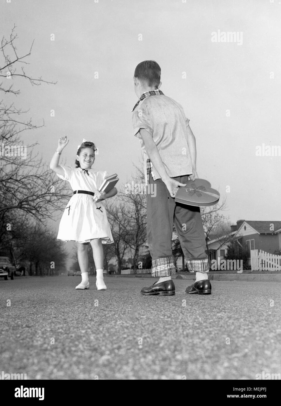 Eine Schule alter Junge vorsichtig nähert sich dem Ziel seiner Liebe am Valentinstag, Ca. 1957. Stockfoto