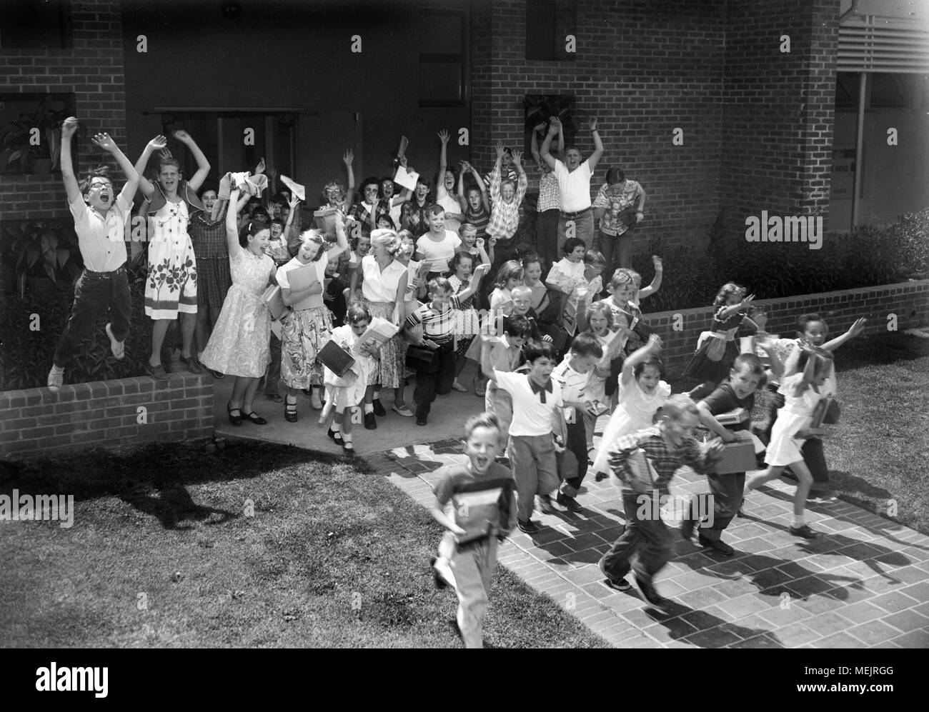 Kinder beim Verlassen der Schule der letzte Tag vor den Sommerferien in Kalifornien ausbrechen, Ca. 1965. Stockfoto