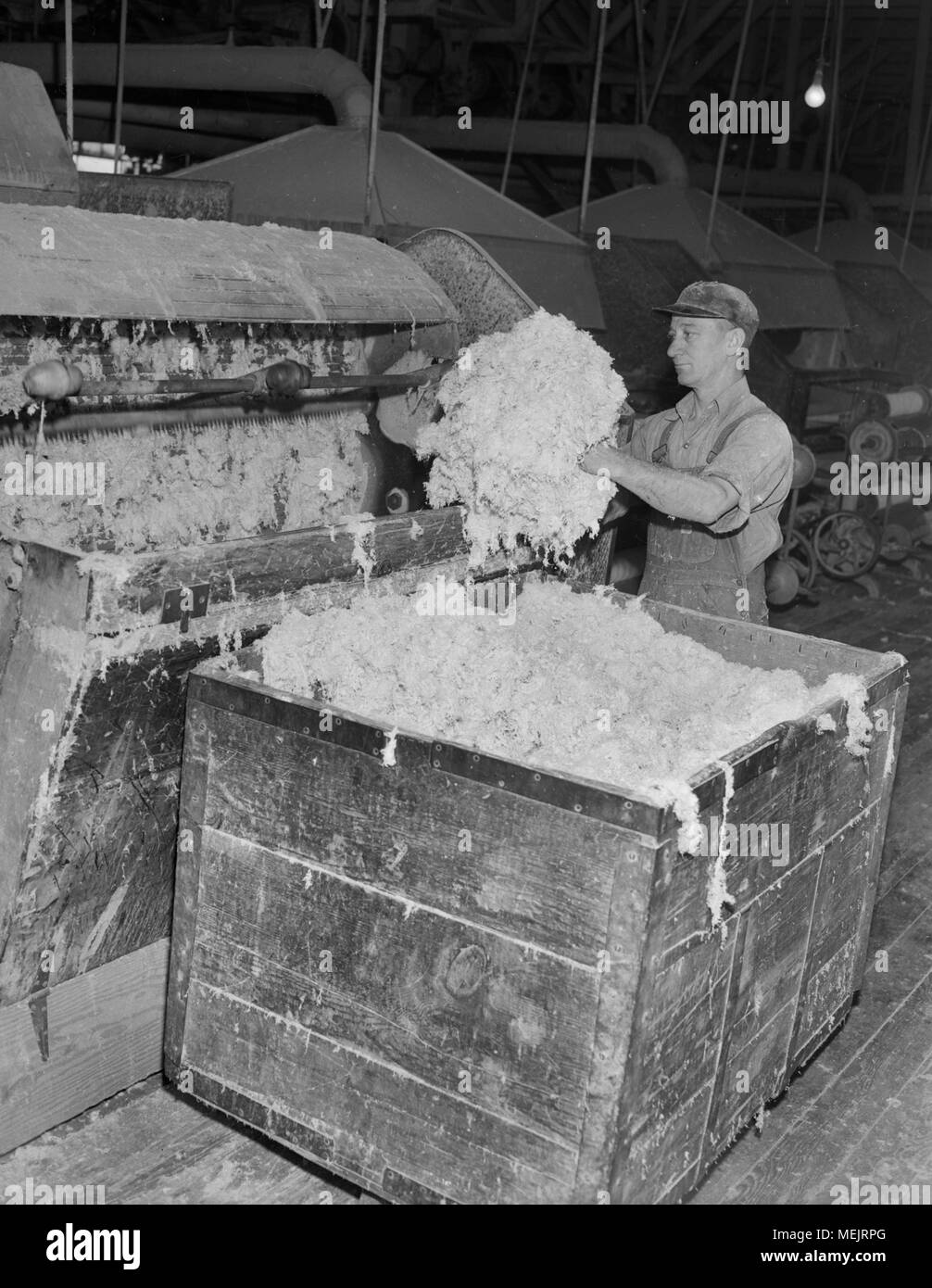 Ein Arbeiter Uhren eine frühe industrielle Kunststoff Fertigung in einem Kalifornischen Werk, Ca. 1946. Stockfoto