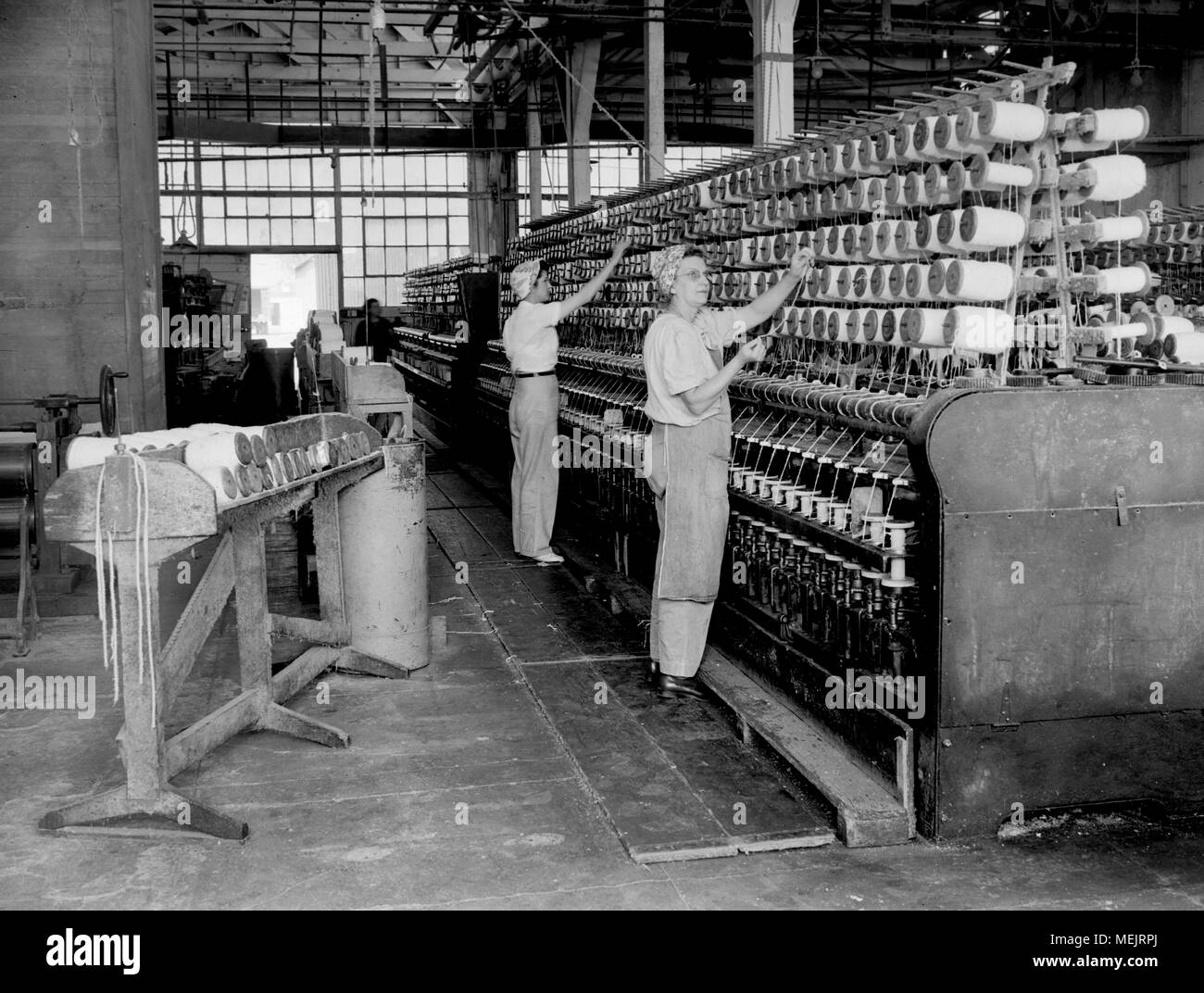 Ein Arbeiter Uhren eine frühe industrielle Kunststoff Fertigung in einem Kalifornischen Werk, Ca. 1946. Stockfoto
