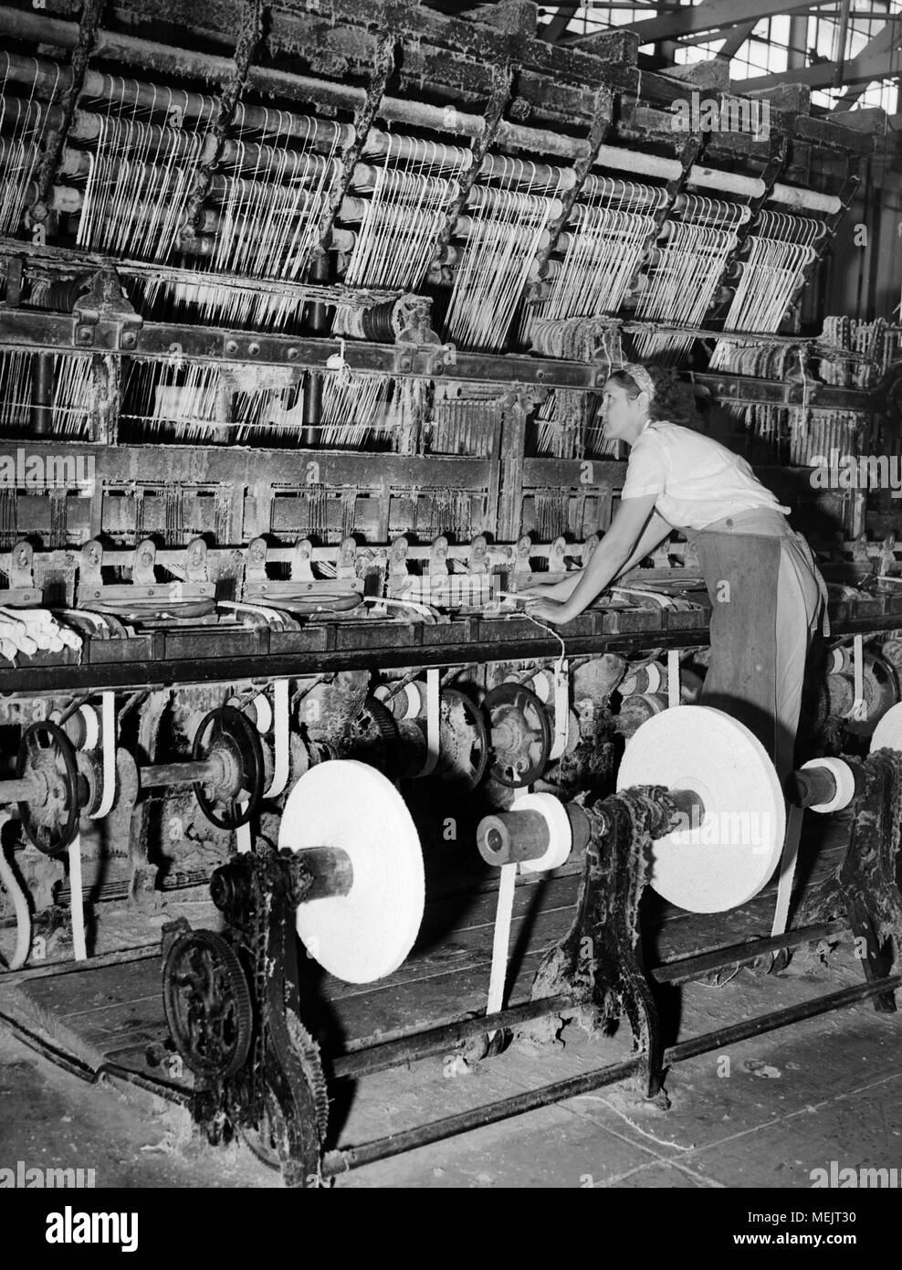 Ein Arbeiter Uhren eine frühe industrielle Kunststoff Fertigung in einem Kalifornischen Werk, Ca. 1946. Stockfoto