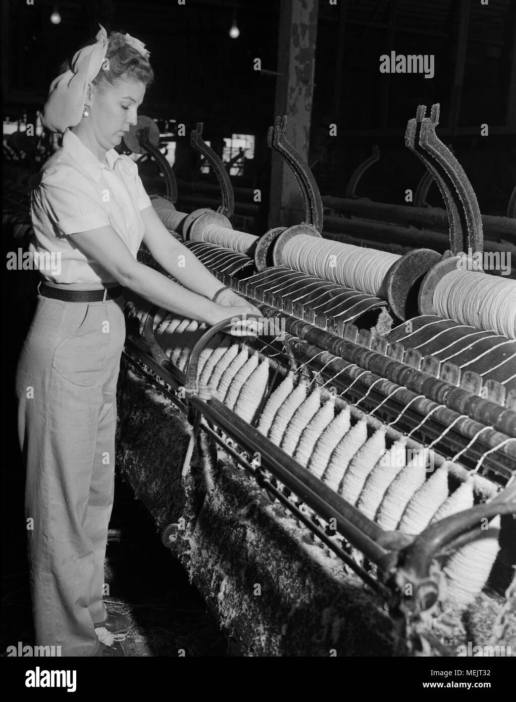 Ein Arbeiter Uhren eine frühe industrielle Kunststoff Fertigung in einem Kalifornischen Werk, Ca. 1946. Stockfoto