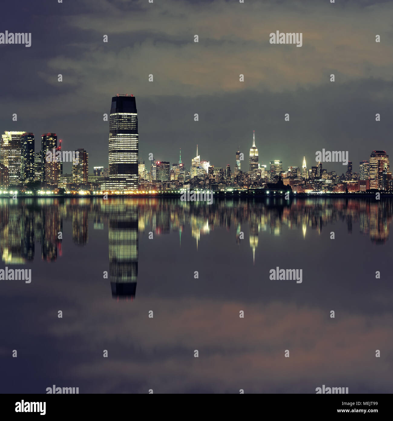 New York City und New Jersey nachts mit städtischen Architekturen und Reflexionen. Stockfoto