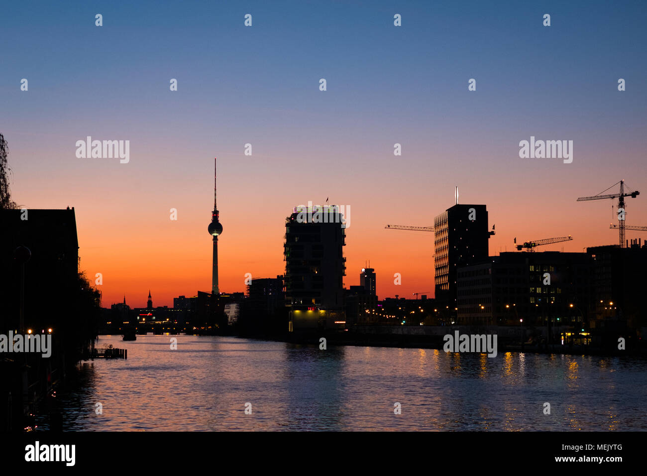 Berliner Skyline Sonnenuntergang Himmel und Fernsehturm am Spree Stockfoto