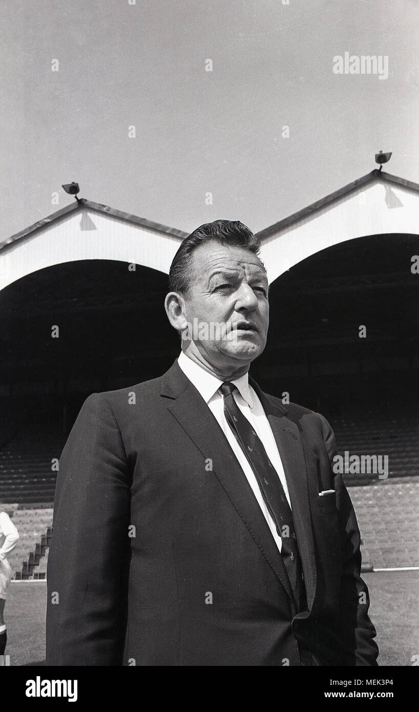 1964, historische Bild von Frank Hill, der Schottischen Manager von Charlton Athletic FC, auf dem Fußballplatz, das Tal. Er trägt der neue Verein binden. Ein ehemaliger Spieler für Arsenal in der Herbert Chapman Ära und den Spitznamen 'Tiger' Hügel, nahm er Charlton zum Viertel in den Jahren 1963-64 Saison, wurde aber im Sommer 1965 entlassen. Stockfoto