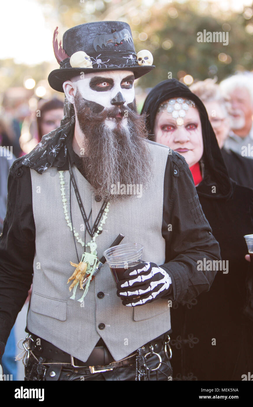 Kanton, GA, USA - 17. Oktober 2015: ein Mann in einem voodoo Kostüm  Spaziergänge unter der Masse am Cherokee Zombie Fest im Kanton, GA  Stockfotografie - Alamy