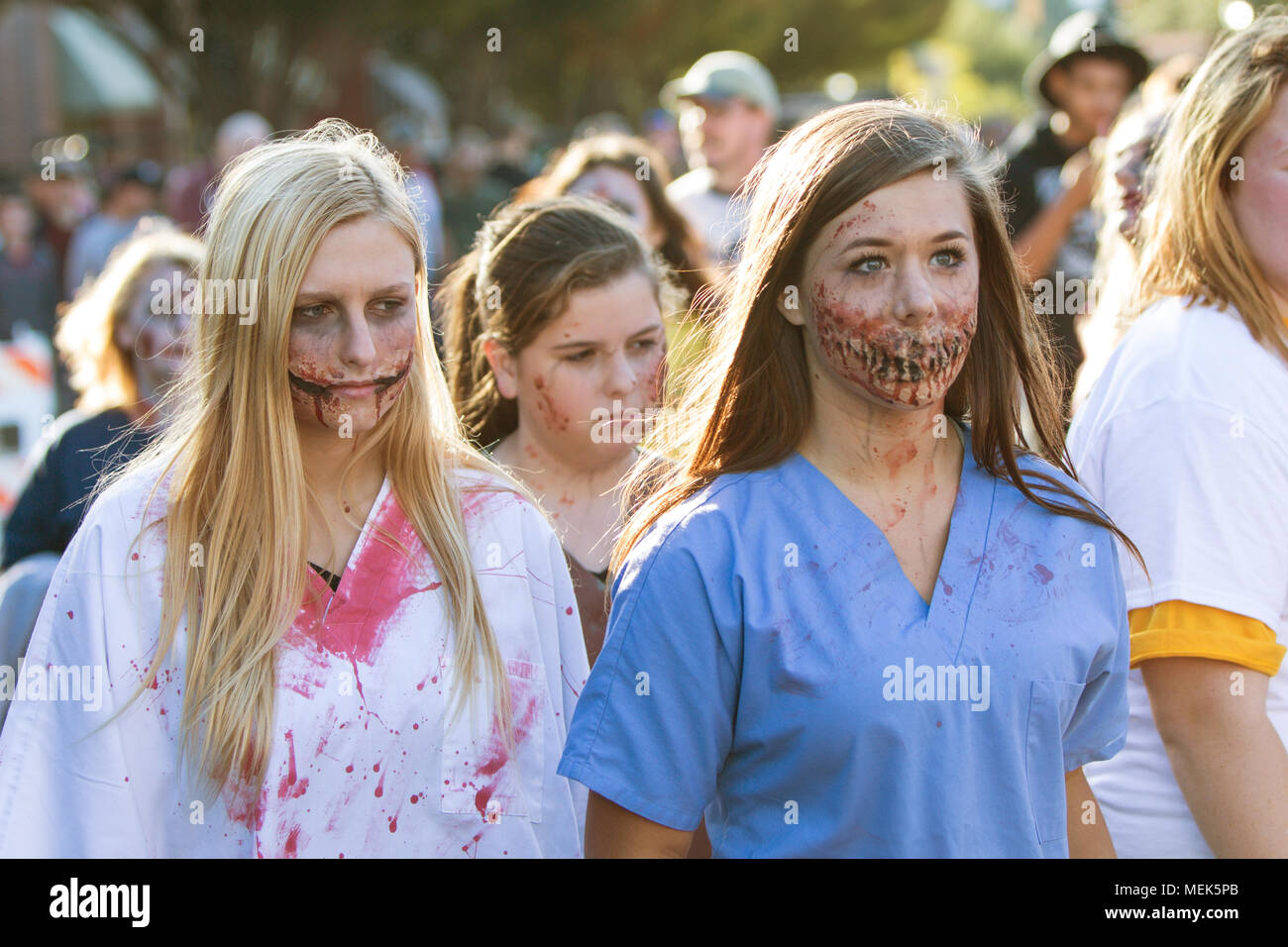 Jugendmädchen in blutigen zombie Make-up und scheuert sich die Krankenschwester zu Fuß unter der Masse am Cherokee Zombie Fest, am 17. Oktober 2015 im Bezirk, GA. Stockfoto