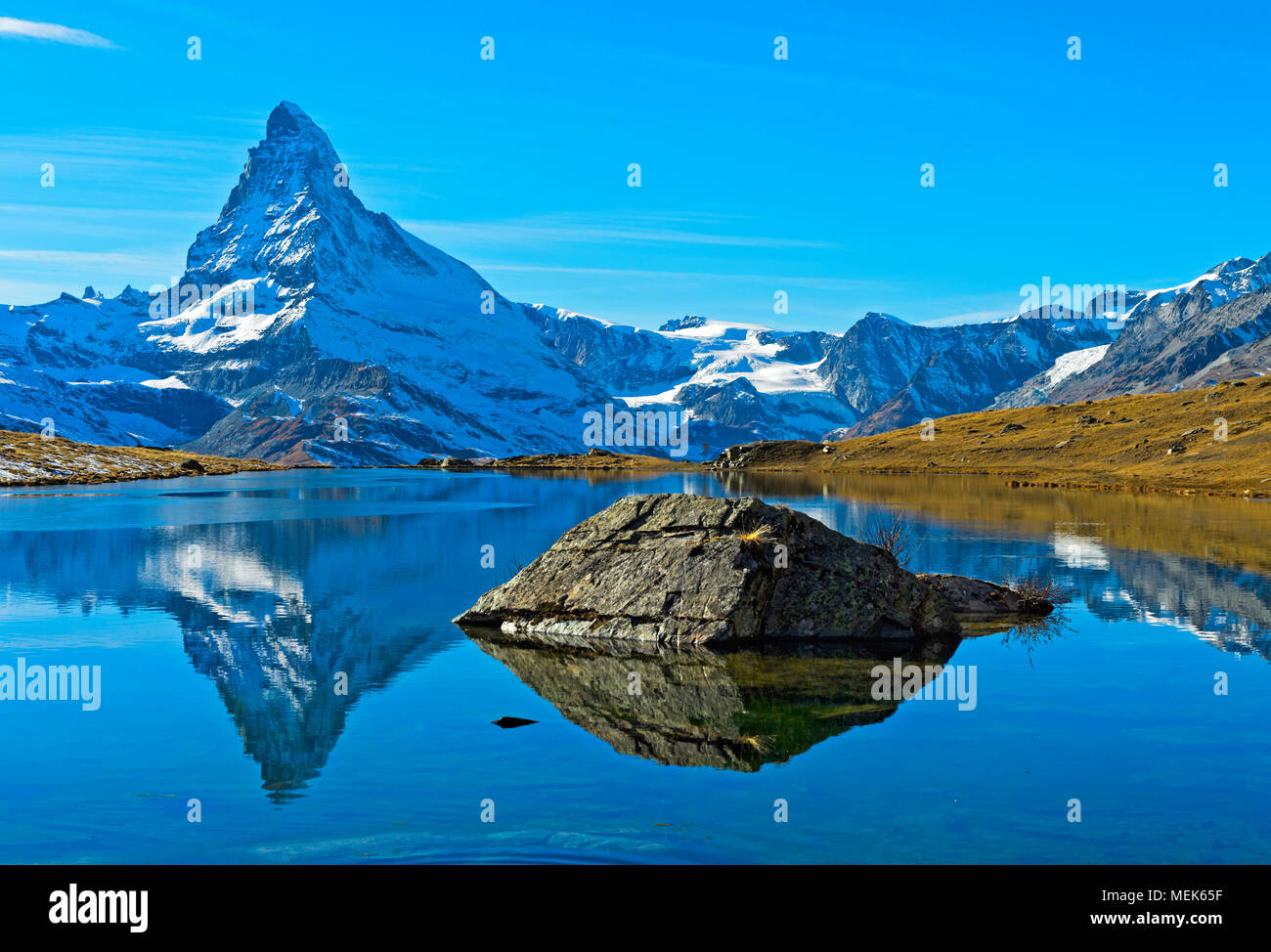 Das Matterhorn, Mont Cervin, ist im See Stellisee, Zermatt, Wallis, Schweiz wider Stockfoto