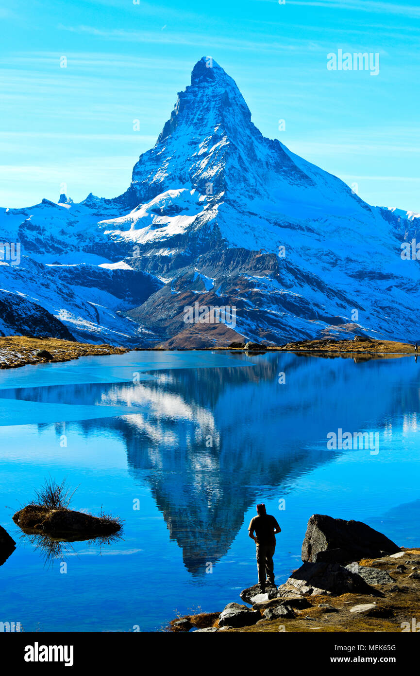 Das Matterhorn, Mont Cervin, ist im See Stellisee, Zermatt, Wallis, Schweiz wider Stockfoto