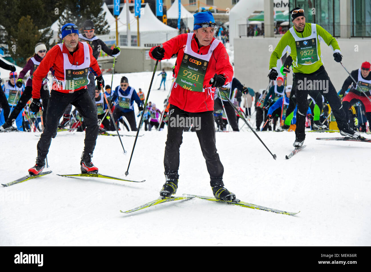 Langläufer am Engadin Skimarathon auf der Aufstieg zur Stazer Wald Hill, 50th Engadin Skimarathon am 11. März 2018, St. Moritz, Schweiz Stockfoto