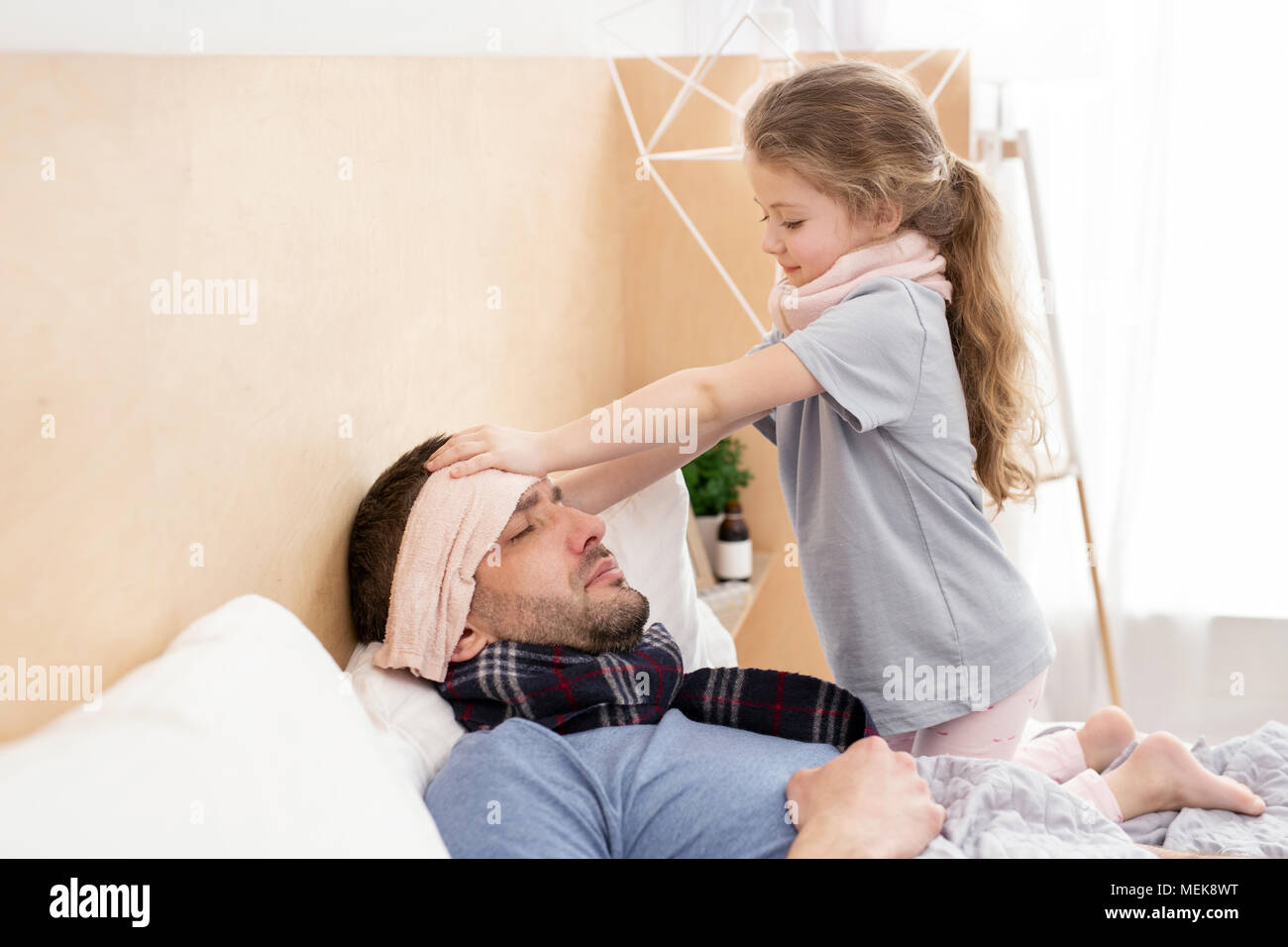 Fürsorgliche Tochter kümmert sich um ihr Papa Stockfoto