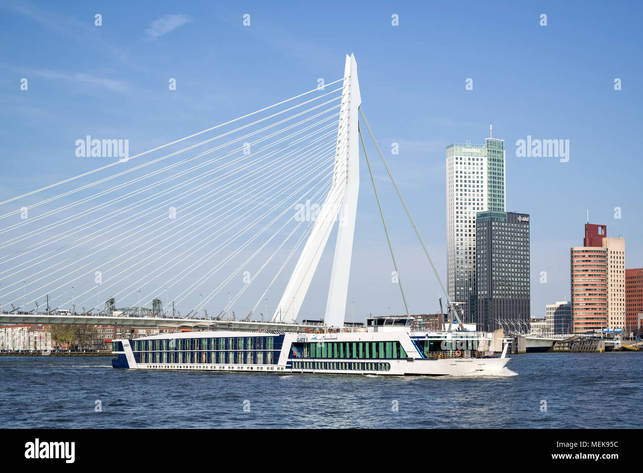 River Cruise Ship MONARCH KÖNIGIN von Tor 1 auf dem Fluss Nieuwe Maas in Rotterdam, Niederlande Stockfoto