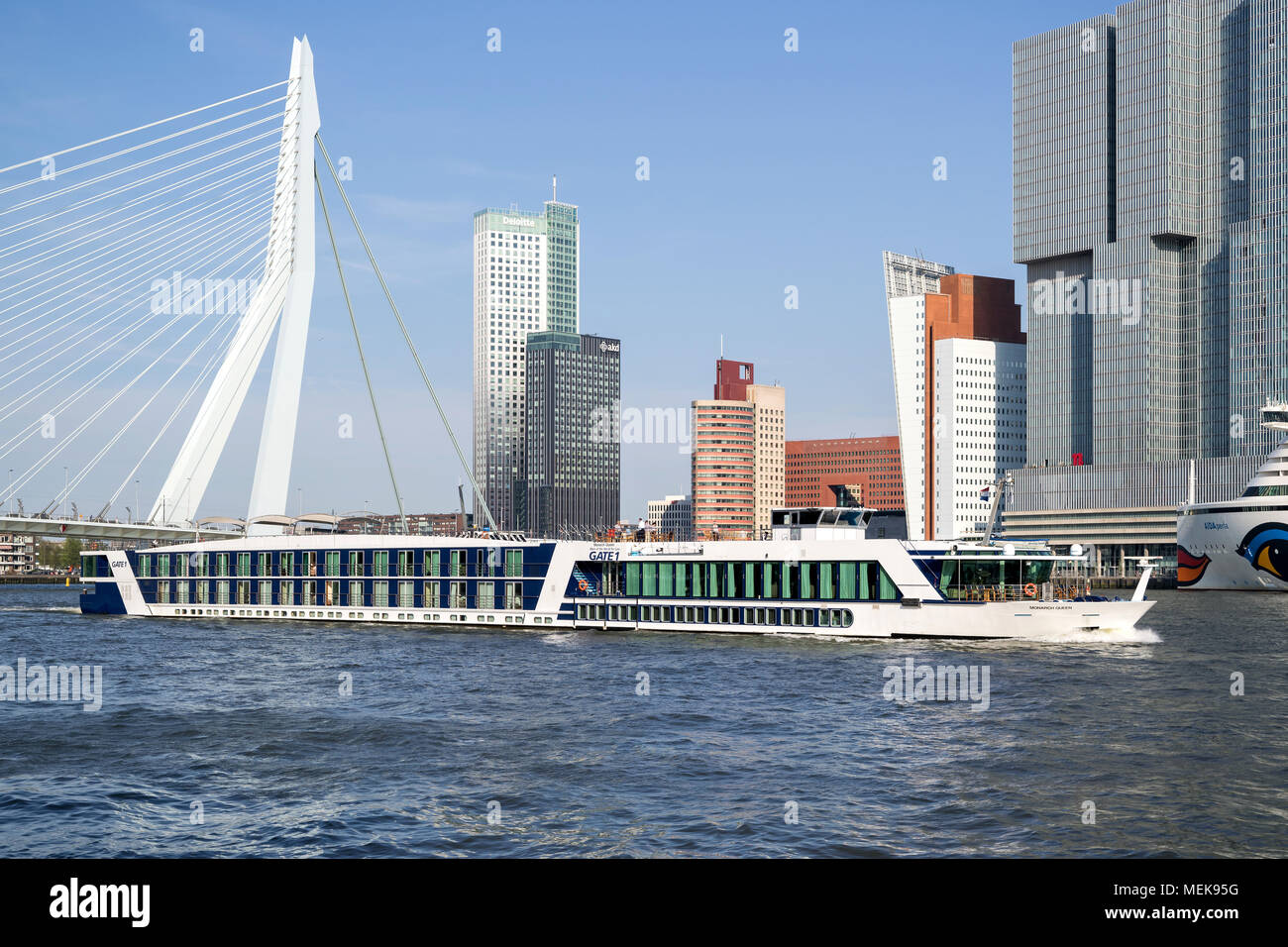 River Cruise Ship MONARCH KÖNIGIN von Tor 1 auf dem Fluss Nieuwe Maas in Rotterdam, Niederlande Stockfoto