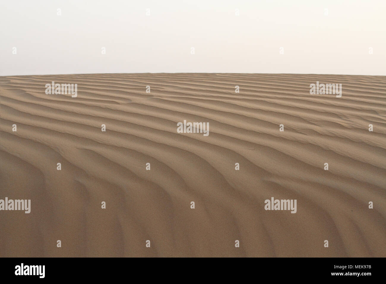 Sanddünen in der Wüste gegen den Himmel Stockfoto