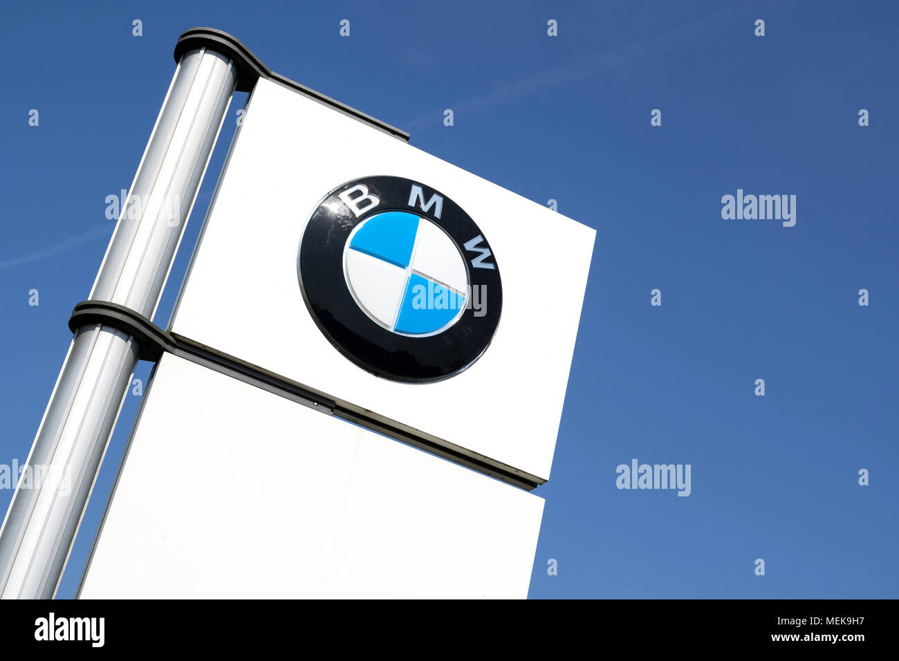 BMW Autohaus Zeichen gegen den blauen Himmel. BMW ist eine der meistverkauften Luxus Autohersteller der Welt. Stockfoto