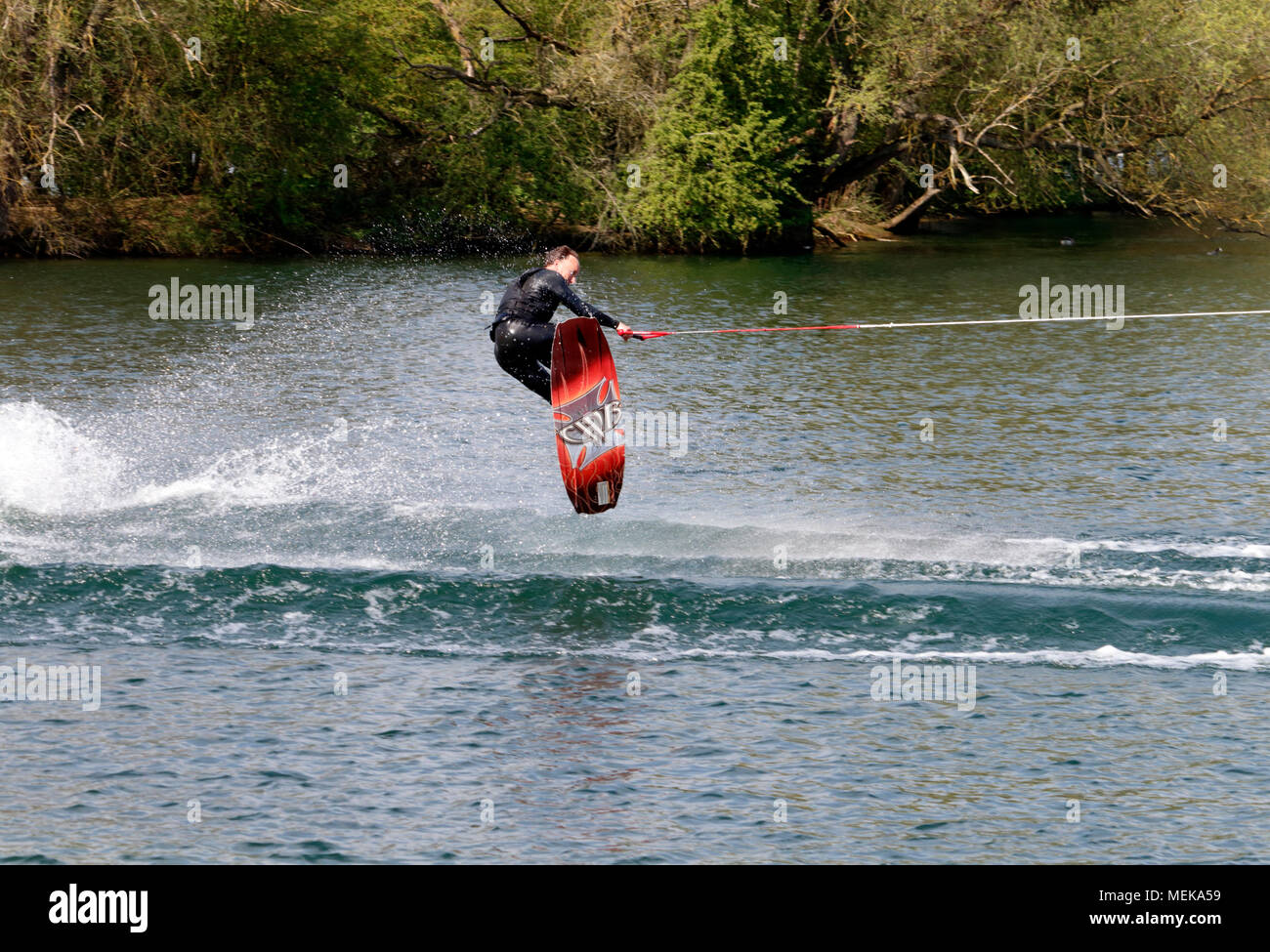 Ein Skifahrer einen Trick an einem See in der Nähe von Standlake in Oxfordshire Stockfoto
