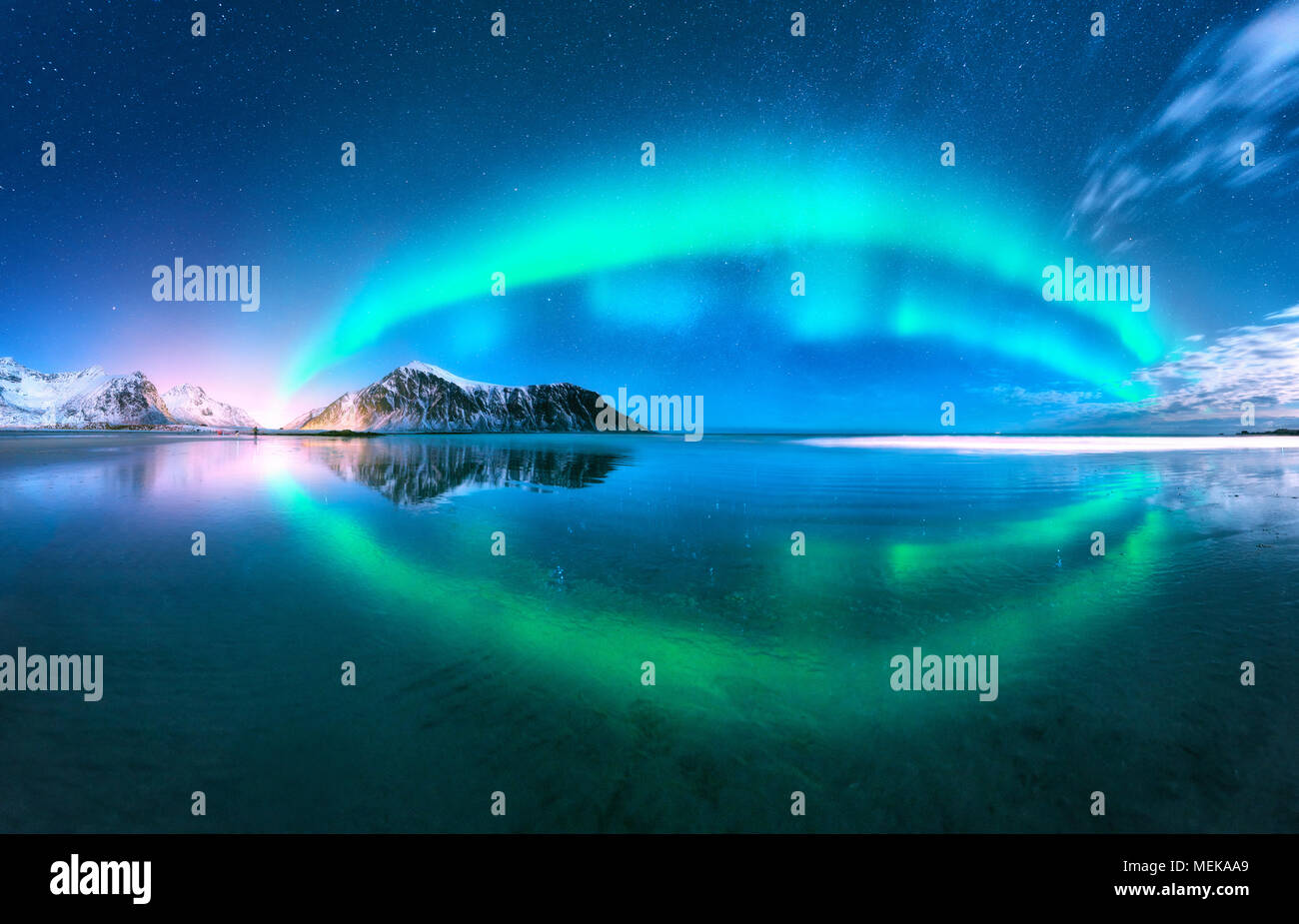 Aurora spiegelt sich im Wasser. Nordlicht in Lofoten Inseln, Norwegen. Blauer Himmel mit Polarlichter. Nacht Landschaft mit Aurora, Meer mit Sky reflectio Stockfoto