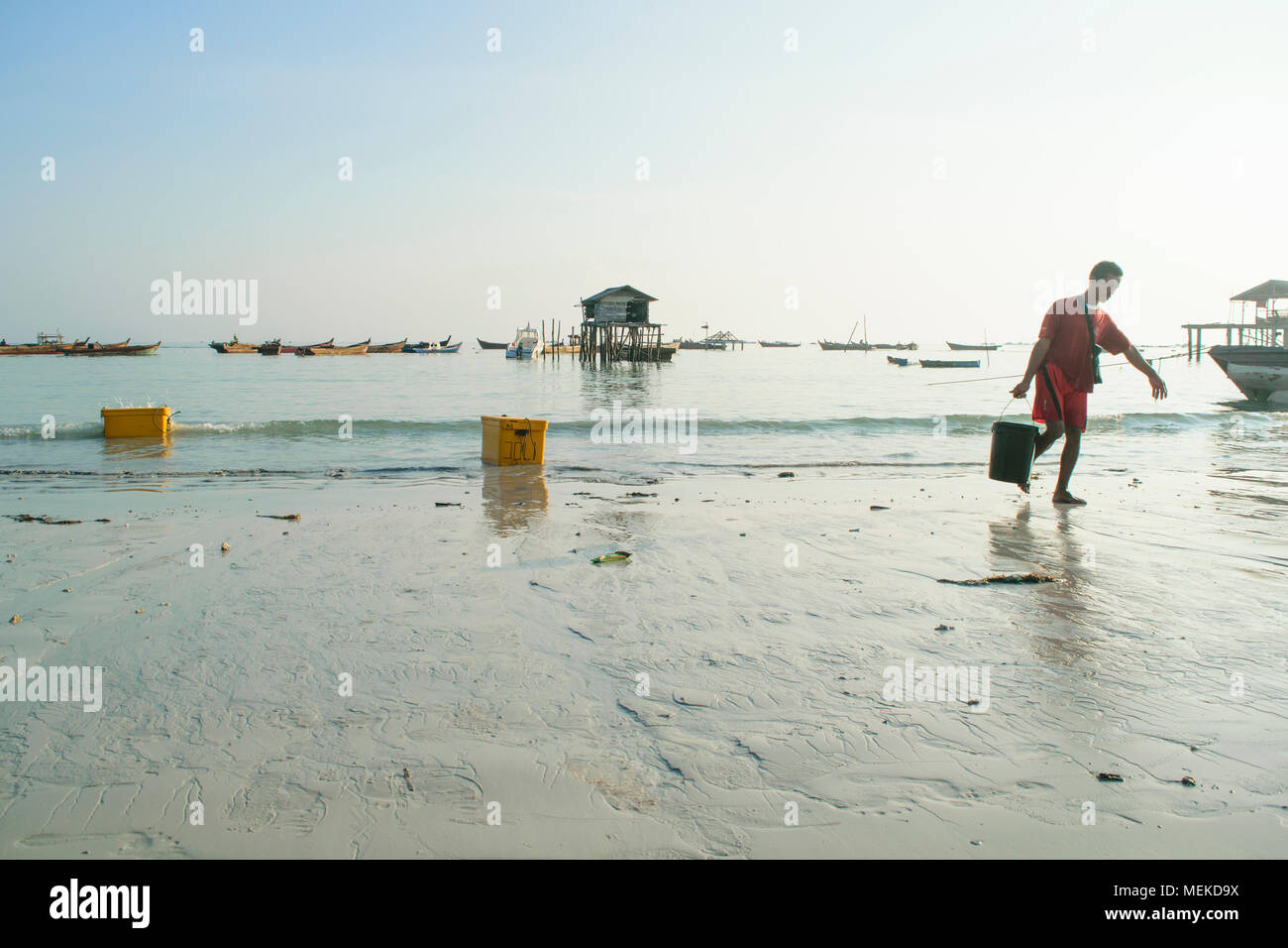 Aktivitäten der traditionellen Fischer/Fischer am Strand von Morgen Stockfoto
