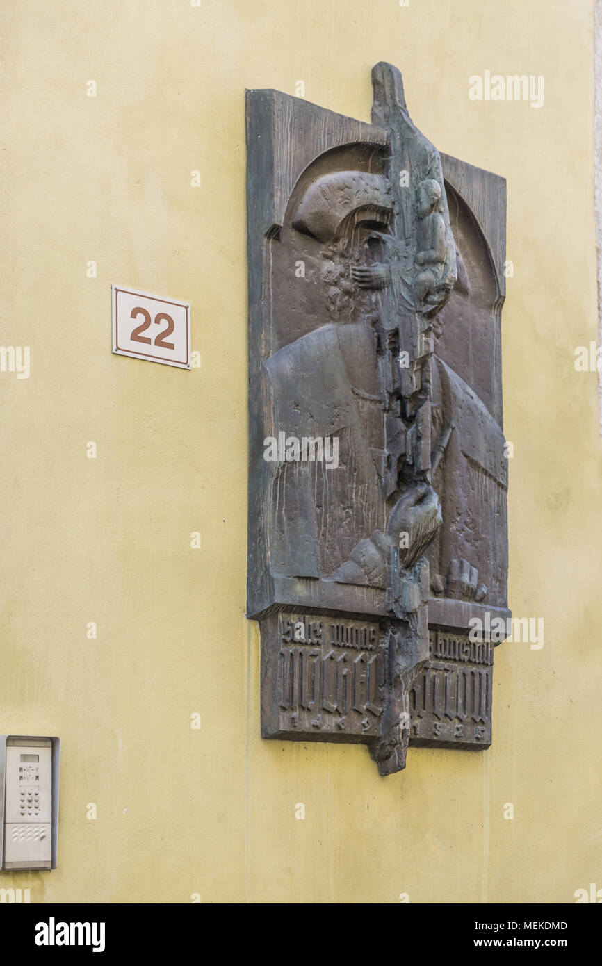 Architektonische Skulptur der seltsame Mann an der Wall in Tallinn Estland Stockfoto