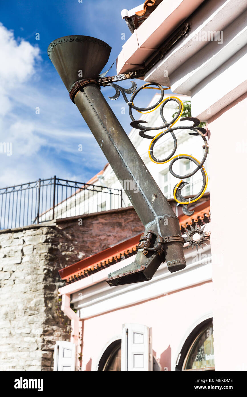 Architektonische Skulptur von Boot an der Wall in Tallinn Estland Stockfoto