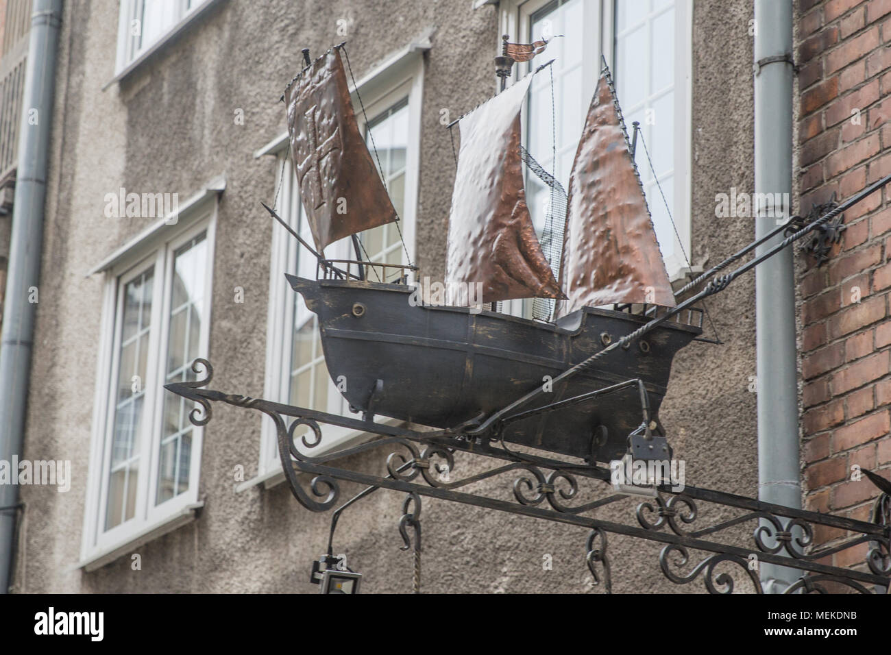 Architektonische Skulptur eines Segelschiffes in Danzig, Polen Stockfoto