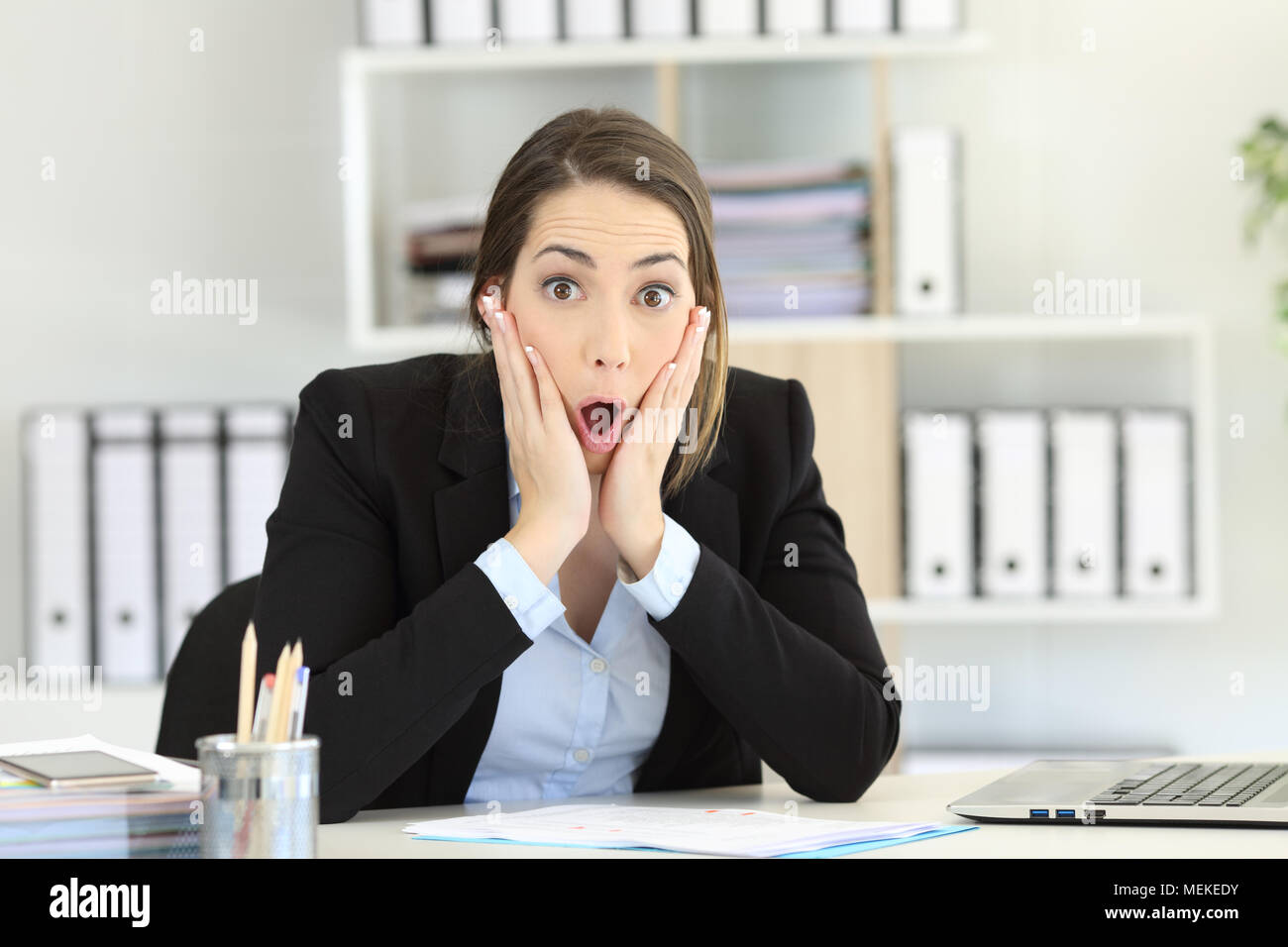 Vorderansicht portrait einer erstaunt Executive bei Kamera im Büro suchen Stockfoto
