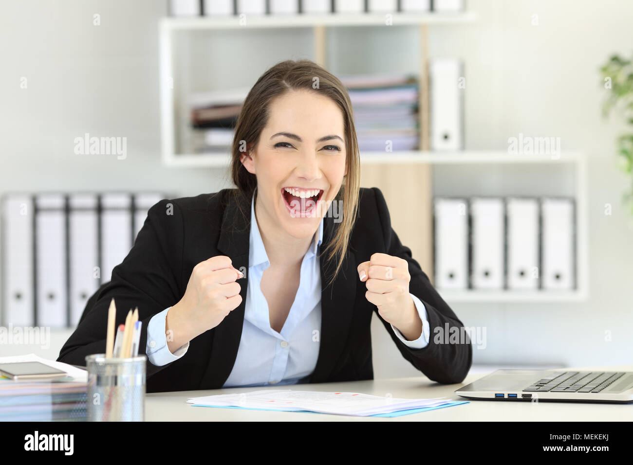 Vorderansicht portrait einer aufgeregt Executive bei Kamera im Büro suchen Stockfoto