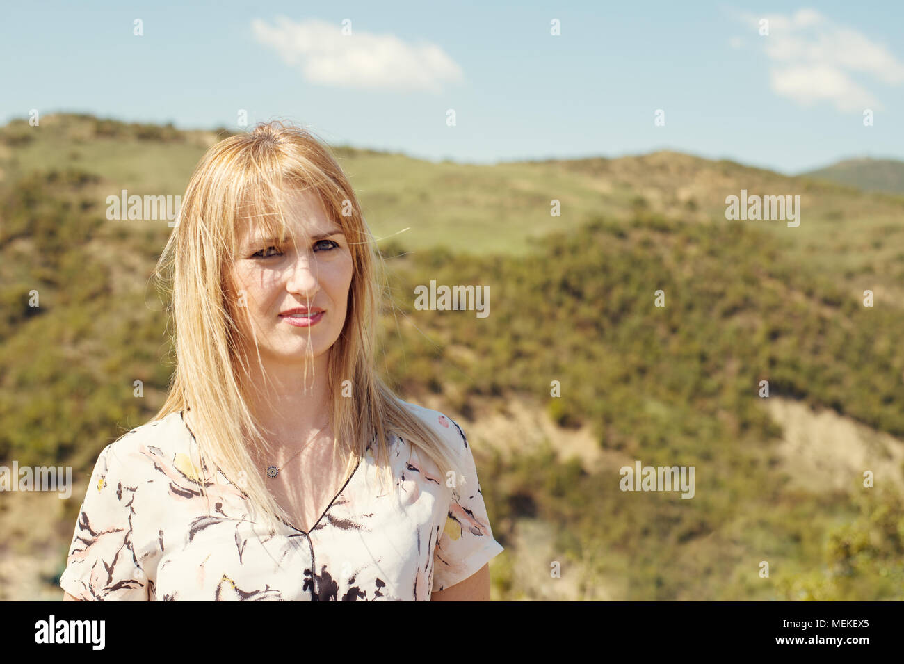 Junge Frau mit beeindruckender Aussicht auf hlls in Albanien suchen Stockfoto