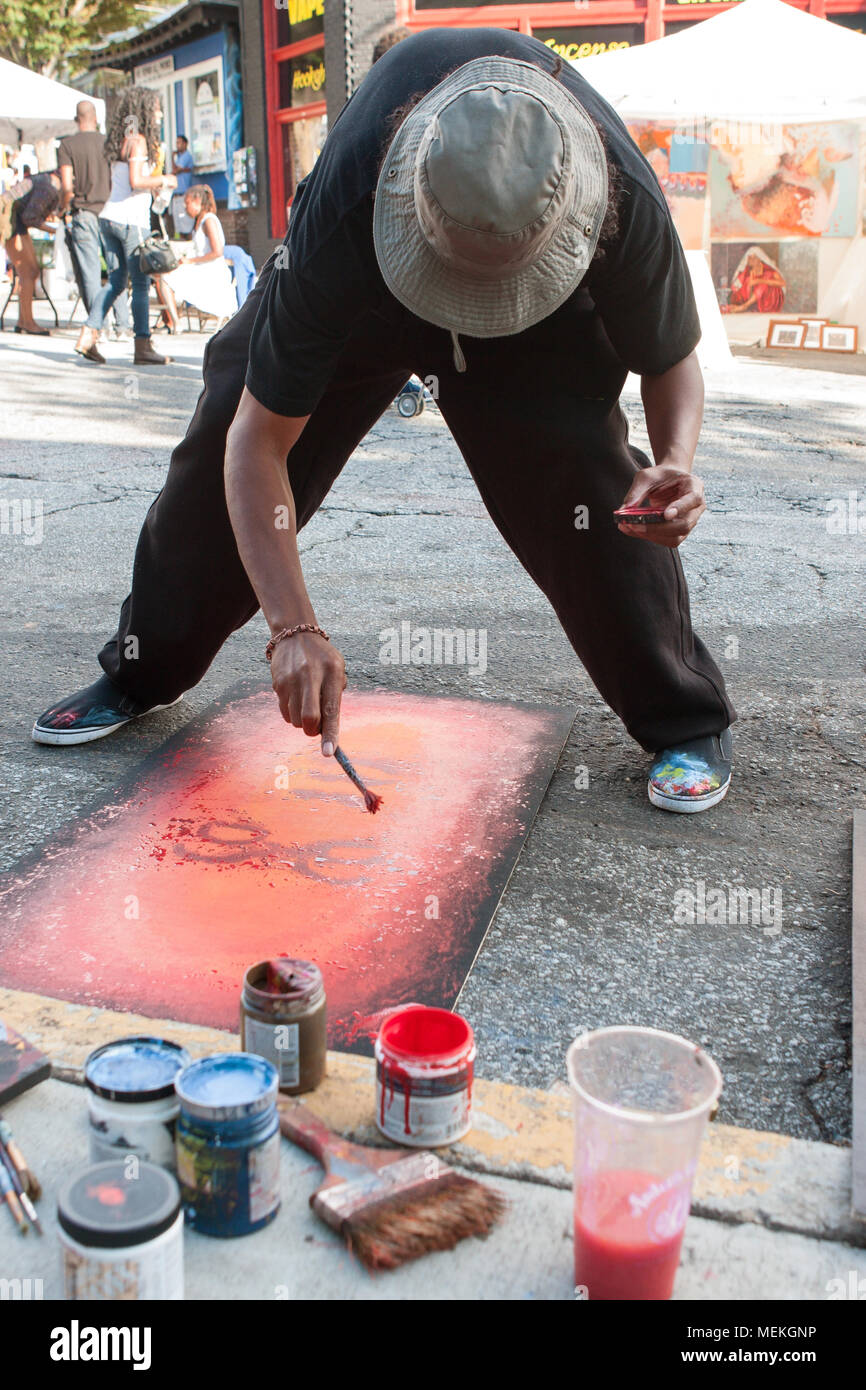 Atlanta, GA, USA - 12. September 2015: Eine Künstlerin flicks rote Farbe auf die Malerei, die er mit der Erstellung auf dem Bürgersteig am 5 Arts Fest in Atlanta. Stockfoto