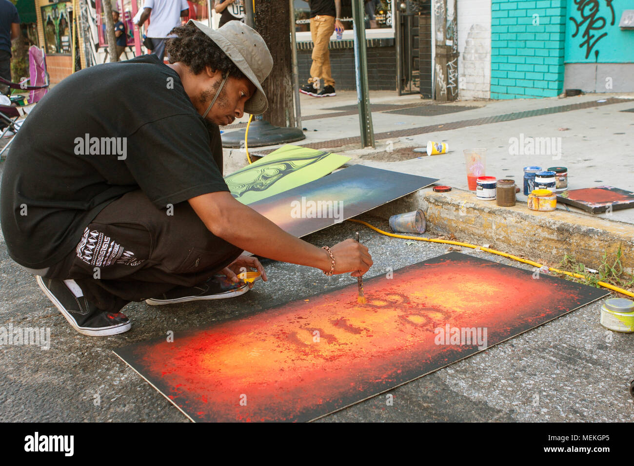 Atlanta, GA, USA - 12. September 2015: Eine Künstlerin flicks gelbe Farbe auf die Malerei, die er mit der Erstellung des 5 Arts Fest in Atlanta. Stockfoto
