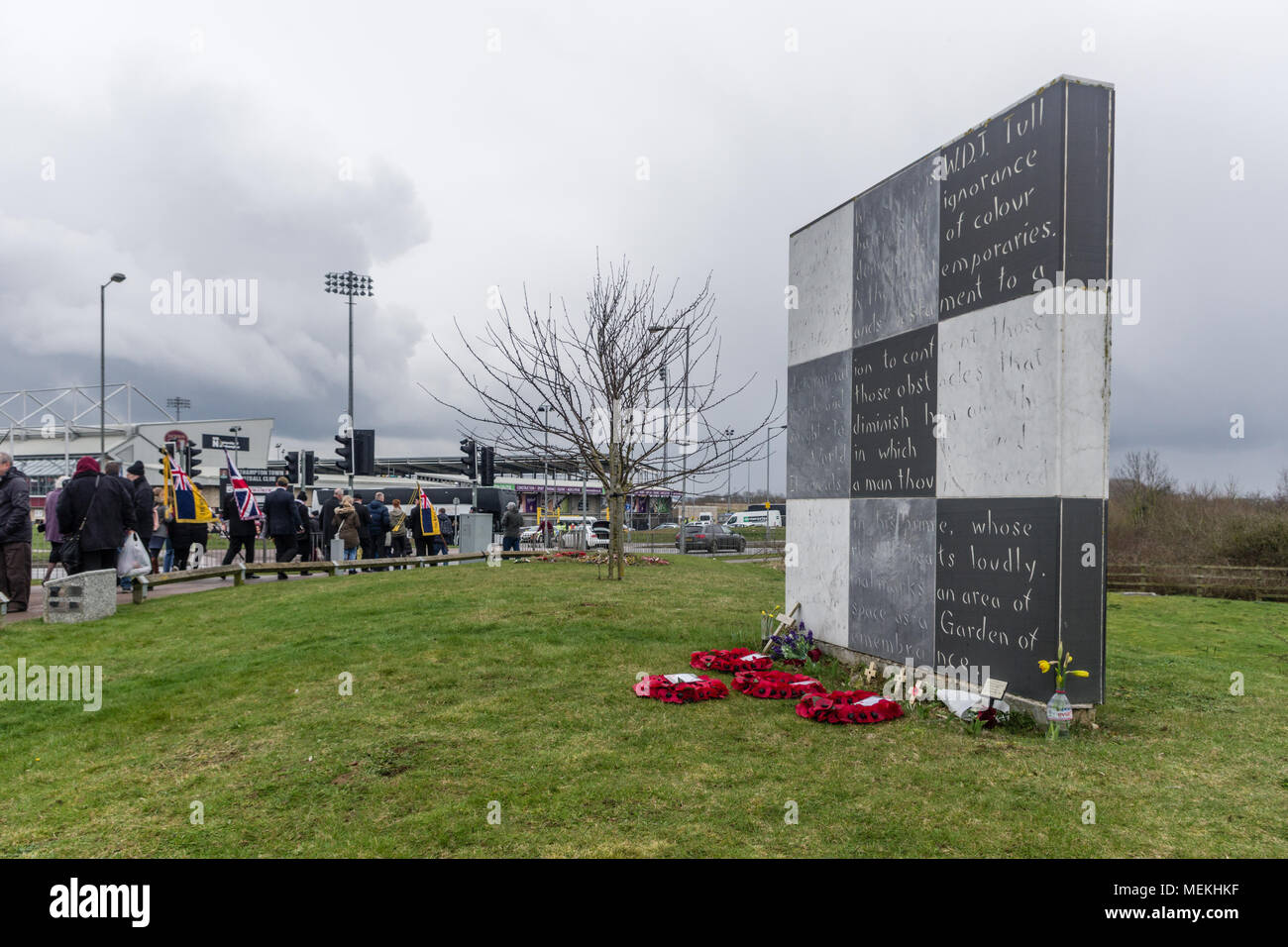 Das Denkmal für Walter Tull, mit Blumen und Kränze, nach einem Service in seiner Ehre; Sixfields, Northampton, Großbritannien Stockfoto