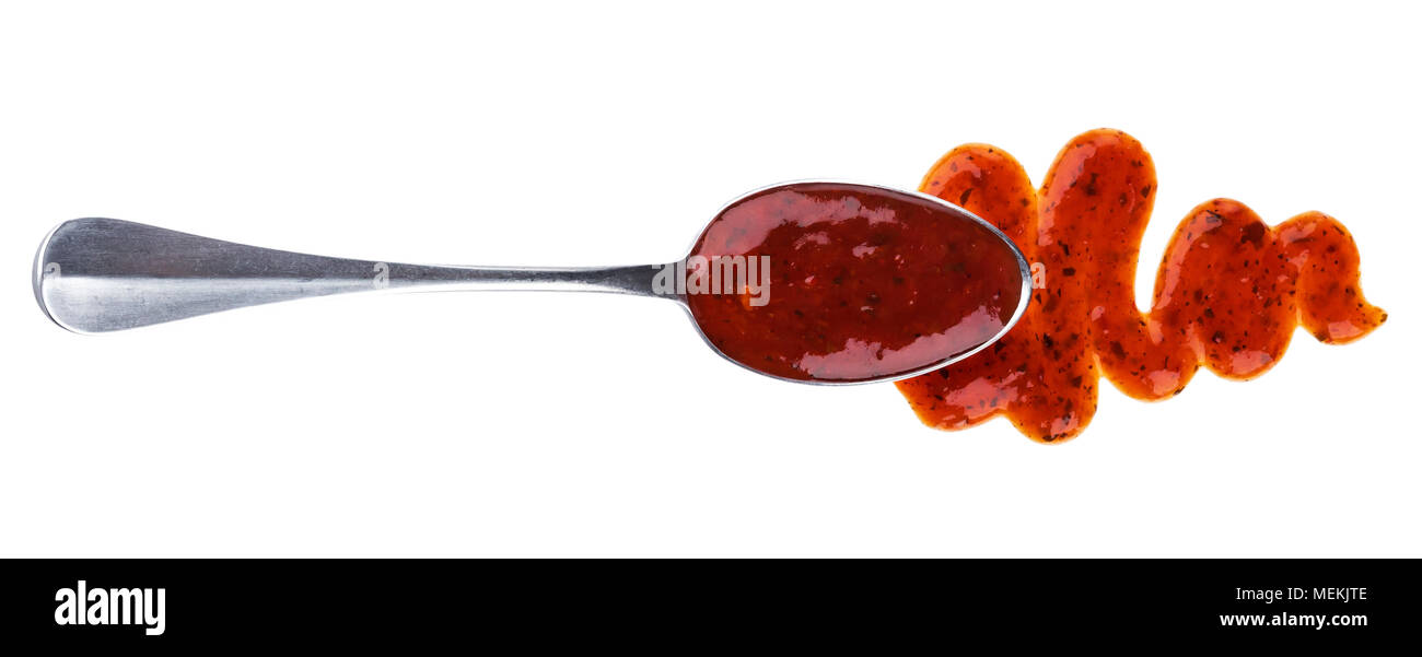 Salsa Sauce mit Löffel auf weißem Hintergrund mit Freistellungspfad isoliert. Ansicht von oben Stockfoto