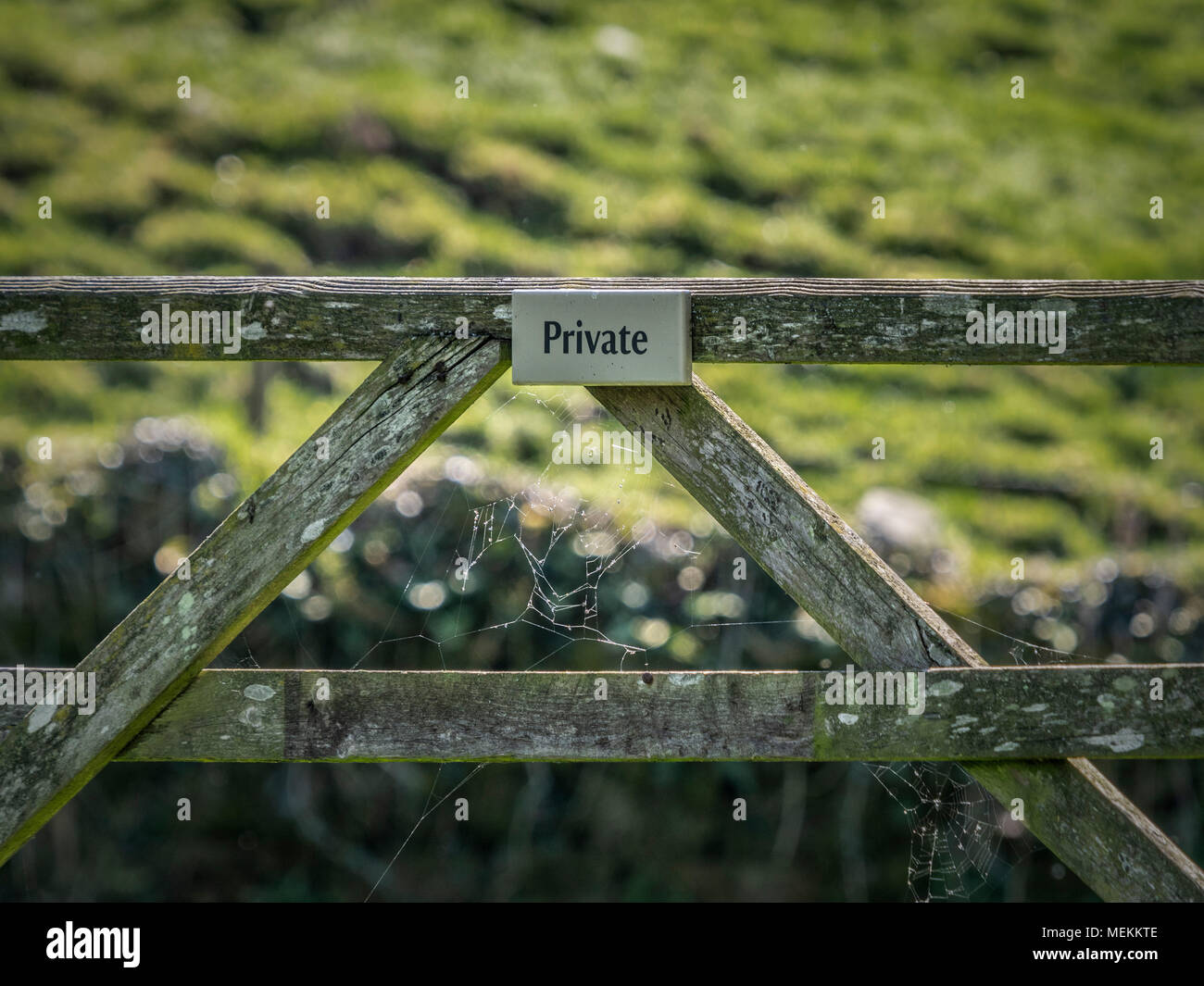 Privates Schild am Tor Stockfoto