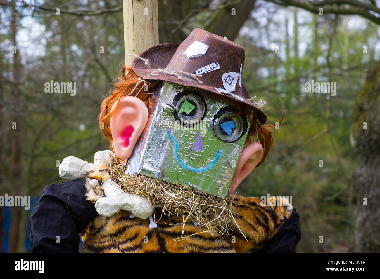 Stroh gefüllt Vogelscheuche Typ Karikatur Zahlen für Kinderunterhaltung auf der jährlichen Frühjahrstagung des Festival 2018 Barnett's Demesne Belfast Nordirland I Stockfoto