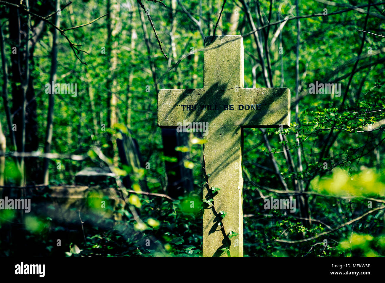 Ein Kreuz sagen: "Dein Wille Geschehe" an Abney Park Friedhof, einer der glorreichen Sieben Friedhöfe in London, Großbritannien Stockfoto